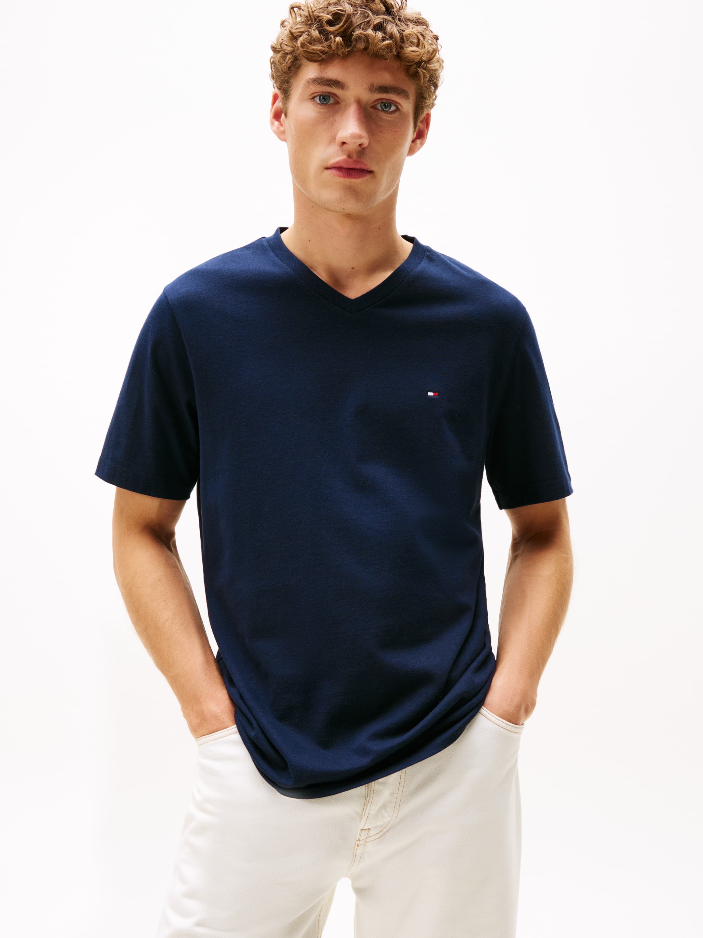 تيشيرت بياقة على شكل حرف V